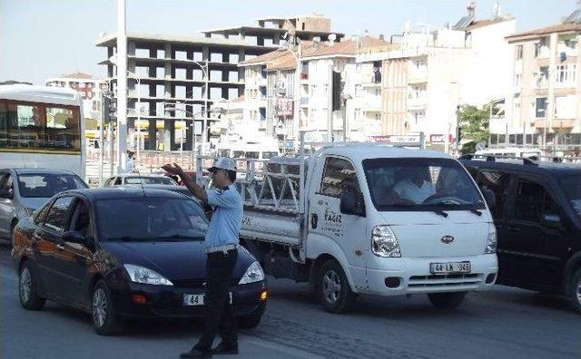 Okulların Açıldığı İlk Günde Trafik Karmaşası Yaşandı