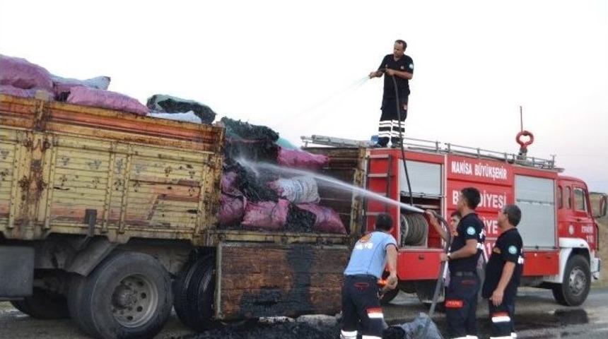 Mangal K&ouml;m&uuml;r&uuml; Y&uuml;kl&uuml; Kamyonda Yangın &Ccedil;ıktı
