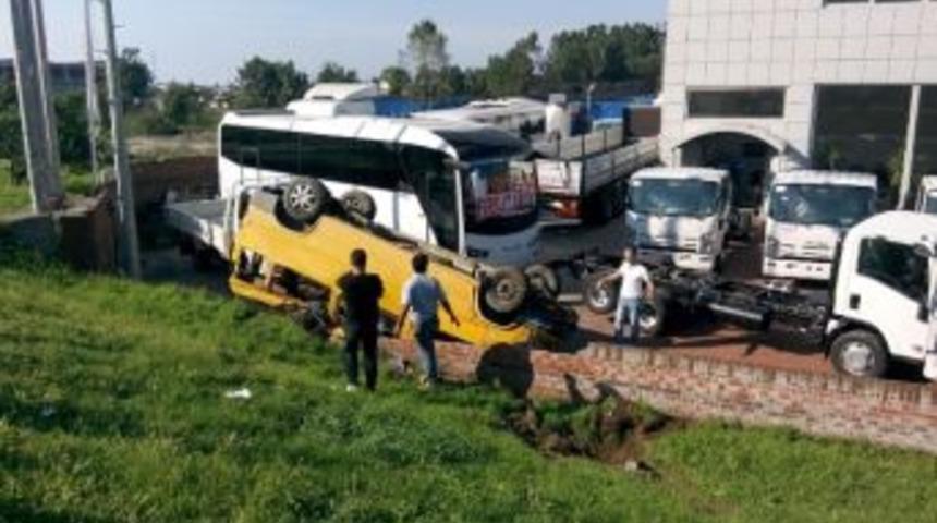 Minib&uuml;s Takla Attı: 2 Yaralı