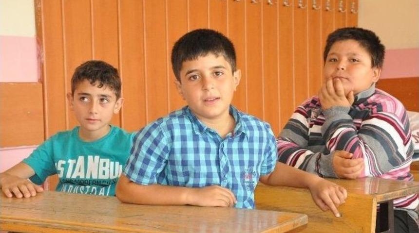 Venedik Film Festivali&rsquo;nde &rsquo;en İyi Erkek Oyuncu&rsquo; &Ouml;d&uuml;l&uuml; Alan Minik Oyuncu Doğan İzci Okuluna Başladı