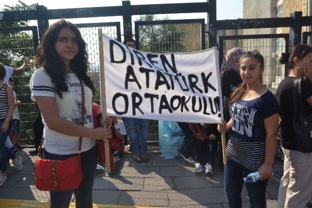Ankara’da Okulları Kapanan Öğrencilerden Eylem