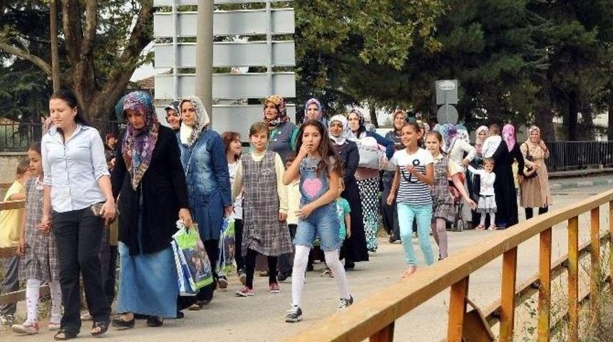 Şehrin Merkezindeki Okula Gitmek İ&ccedil;in 3 Kilometre Y&uuml;r&uuml;yorlar&hellip;(&ouml;zel Haber)