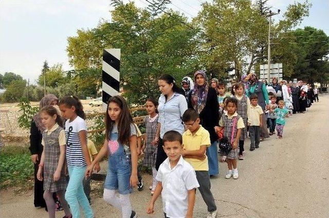 Şehrin Merkezindeki Okula Gitmek İçin 3 Kilometre Yürüyorlar…(özel Haber)