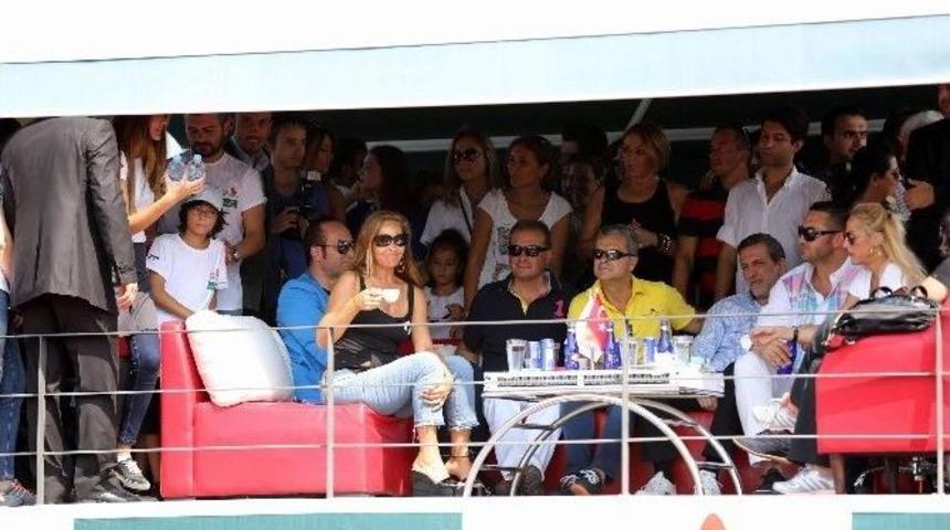 H&uuml;lya Avşar Kortta Şov Yaptı