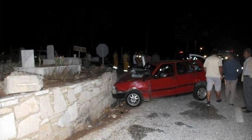 Kaza Yapan Aracı Mezarlık Duvarı Kurtardı