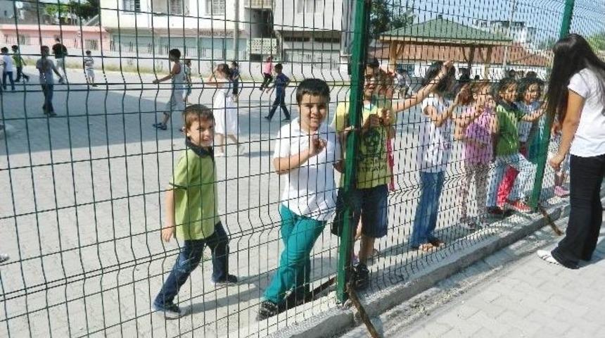 Okul Bahçesinde Tel Örgülü Önlem