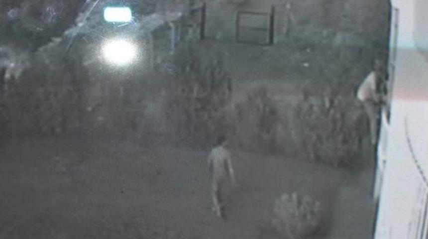 İki Daireye Giren Hırsızlar G&uuml;venlik Kamerasında