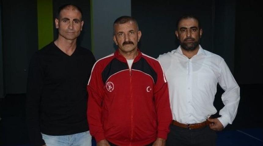 G&uuml;reş Antren&ouml;r&uuml; Hasan &Ouml;zdemir, D&uuml;nya &Uuml;&ccedil;&uuml;nc&uuml;s&uuml; Oldu