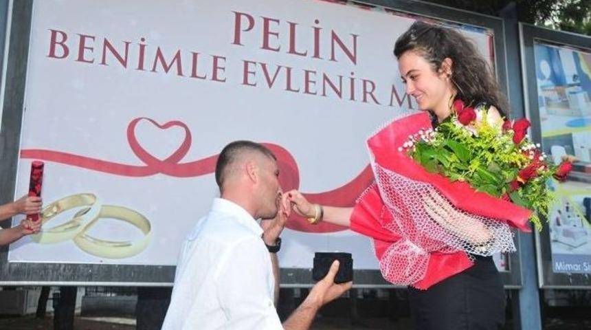 Manisa’da Bilboardlı Evlenme Teklifi