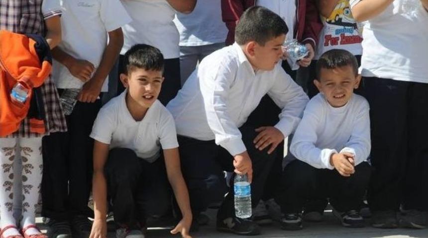 Vali, T&ouml;rende &Ouml;ğrencilerin Ayakta Bekletilmesine Duyarsız Kalmadı