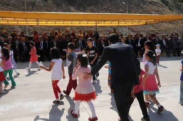 Vali, Törende Öğrencilerin Ayakta Bekletilmesine Duyarsız Kalmadı