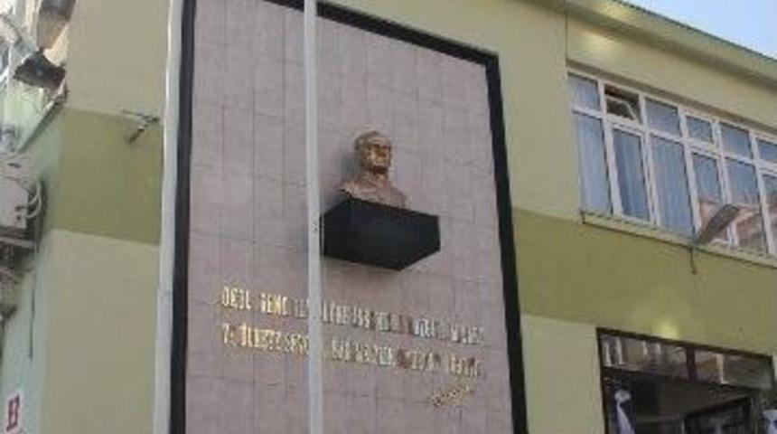 Kaybolan T&uuml;rk Bayrağı Polisi Alarma Ge&ccedil;irdi