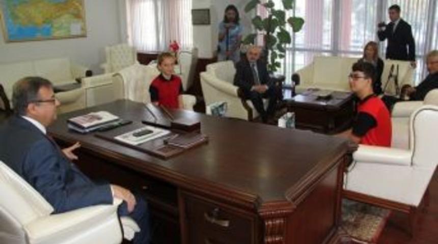 Eğitim &Ouml;ğretim Haftası Nedeniyle &Ouml;ğrenciler Vali Su&rsquo;ya Ziyaret