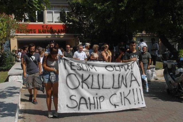 Fethiye’de Öğrenci Ve Öğretmenler Kaymakamlığa Yürüdü