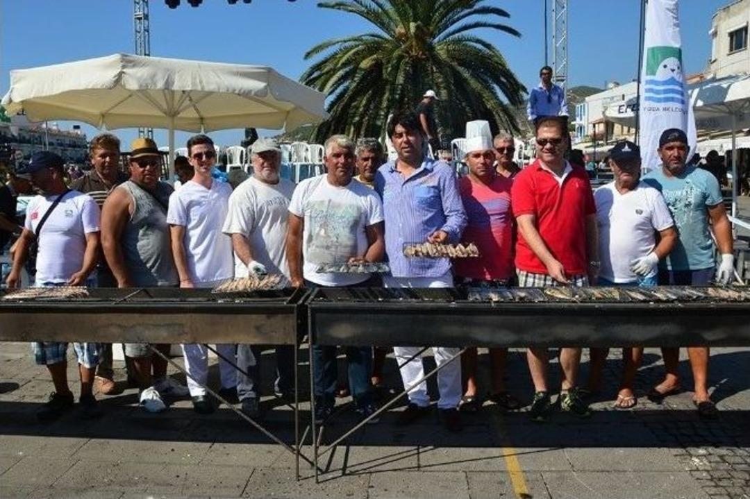 Fo&ccedil;a Festivali&rsquo;nde, 6 Bin Kişiye Balık Ekmek