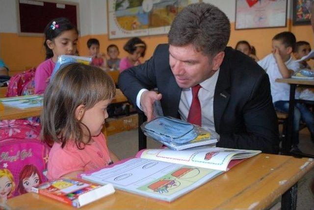 Başkan Ercengiz’den Okul Seti Hediyesi