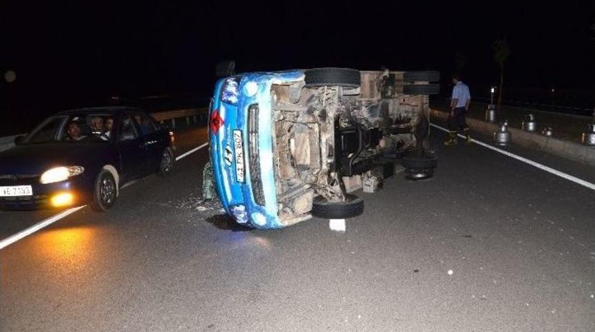 T&uuml;p Y&uuml;kl&uuml; Kamyonet Devrildi: 2 Yaralı