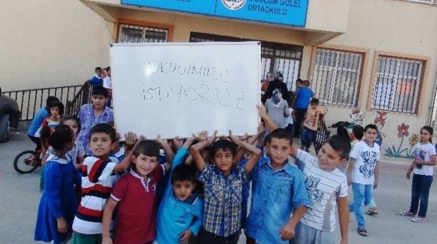 Okullarının D&ouml;n&uuml;şt&uuml;r&uuml;lmesini Sokakta Ders Yaparak Protesto Ettiler