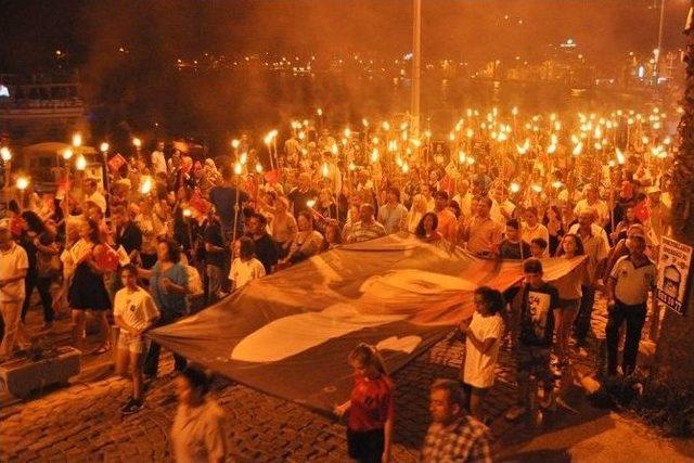 Foça’da Muhteşem Fener Alayı