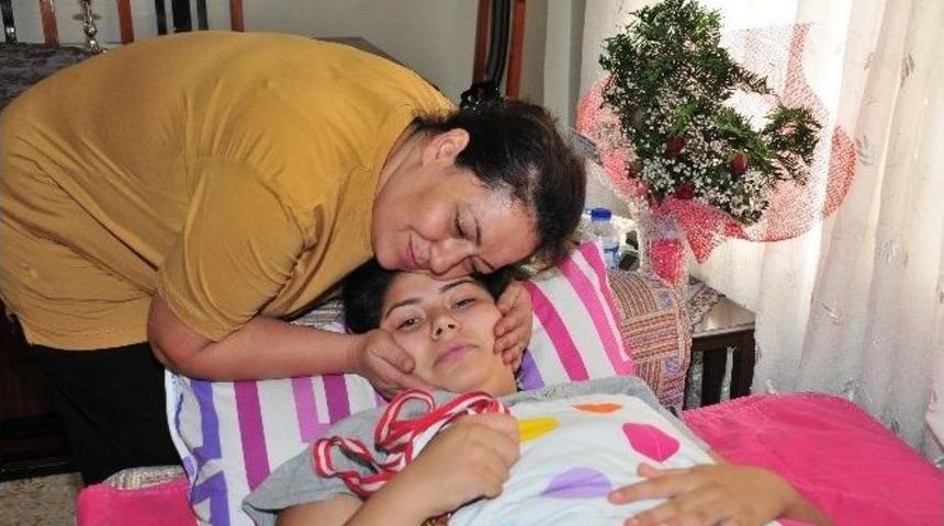 Gen&ccedil; B&uuml;şra, Milyarda Bir G&ouml;r&uuml;len Hastalıkla Pen&ccedil;eleşiyor