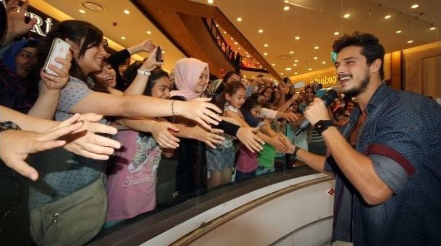 G&ouml;khan Keser Hayranlarıyla Piazza&rsquo;da Buluştu