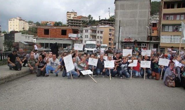 Saçlarını Sıfıra Vurup Ölen Arkadaşları İçin Eylem Yaptılar