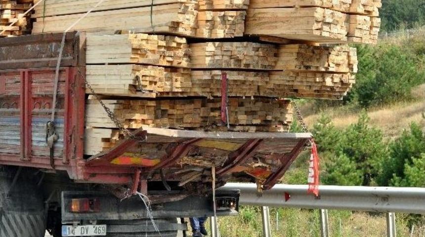 S&uuml;r&uuml;c&uuml;s&uuml; Uyuyan Tır Kereste Y&uuml;kl&uuml; Kamyona &Ccedil;arptı
