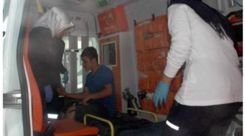 Motosiklet Resmi Araca &Ccedil;arptı: 1 Yaralı