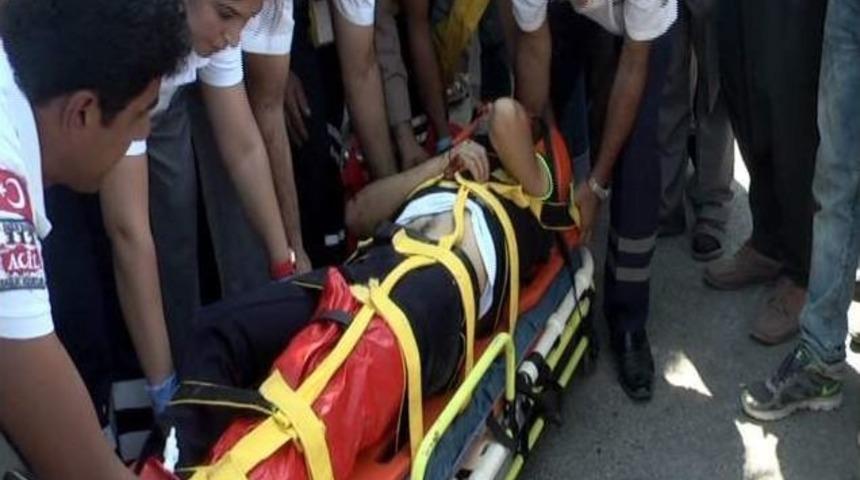 Motosiklet İle Yolcu Minib&uuml;s&uuml; &Ccedil;arpıştı: 2 Yaralı