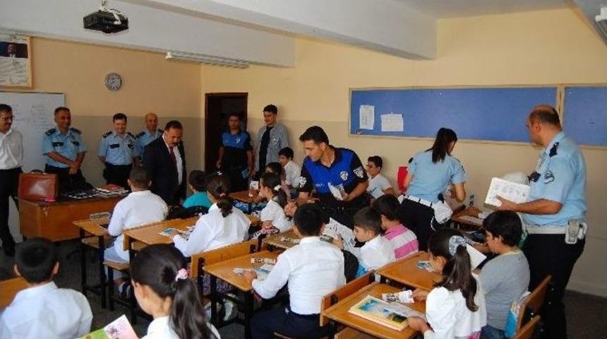 Polisler &Ouml;ğrencileri İlk Ders G&uuml;n&uuml;nde Yalnız Bırakmadı