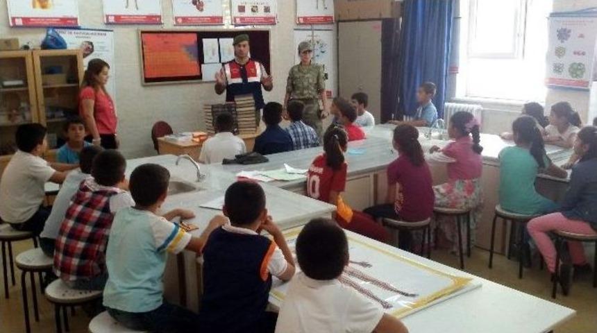 Jandarma Okulların İlk G&uuml;n&uuml;nde &Ouml;ğencileri Unutmadı