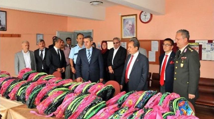Akşehir Belediyesi&rsquo;nden Bin 600 &Ccedil;anta Ve Kırtasiye Seti