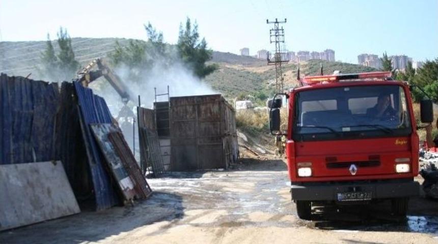 Hurda Deposu Yangınında Faciadan D&ouml;n&uuml;ld&uuml;