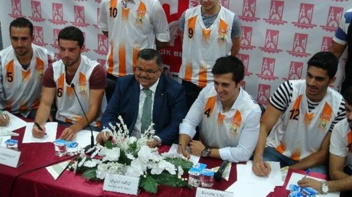 Bilecik Belediyespor Basketbol Kul&uuml;b&uuml;&rsquo;nde İmza T&ouml;reni