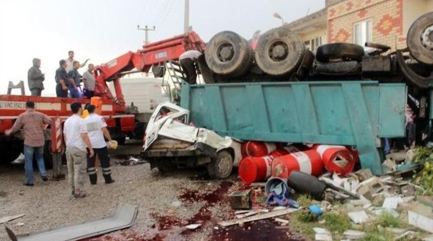 Kamyon Park Halindeki Min&uuml;b&uuml;s&uuml; Bi&ccedil;ti: 8 Yaralı