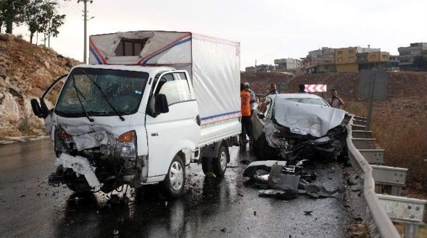 Kamyonet İle Otomobil Kafaka Kafaya &Ccedil;arpıştı: 4 Yaralı