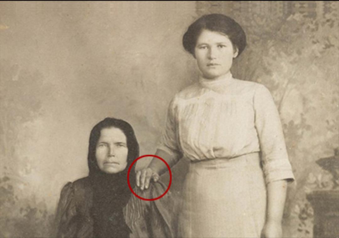 Bu detayı fark etmiş miydiniz? Eski fotoğraflarda insanların elleri...