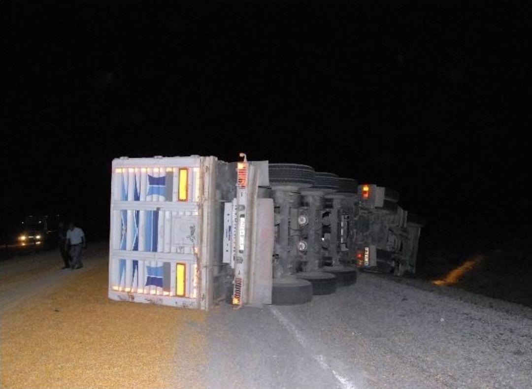Siverek&rsquo;te Mısır Y&uuml;kl&uuml; Tır Devrildi: 2 Yaralı