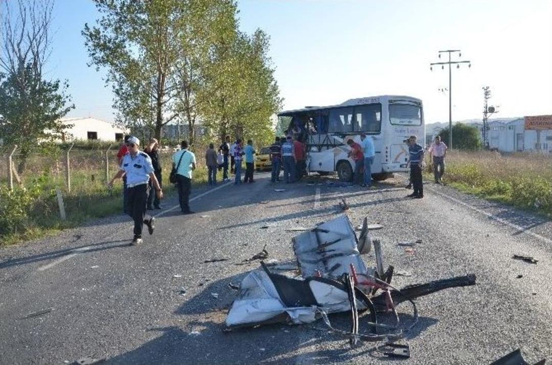 Kamyon İle İş&ccedil;i Servisi &Ccedil;arpıştı: 20 Yaralı