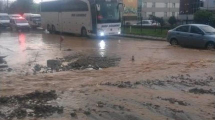 Trabzon&rsquo;da Sağanak Yağış