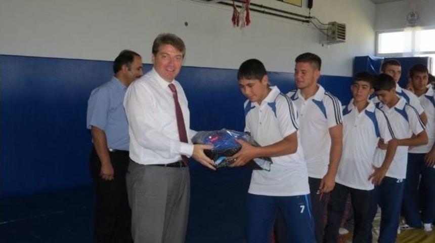 Kaymakam Karahan&rsquo;dan G&uuml;reş&ccedil;ilere Eşofman Desteği