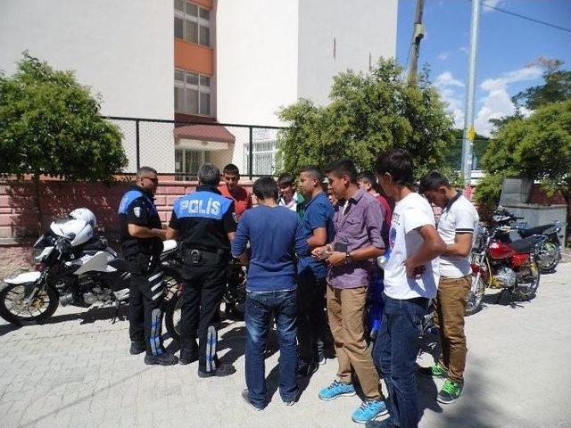 Korkuteli’nde Polisten Öğrencileri Kask Uyarısı