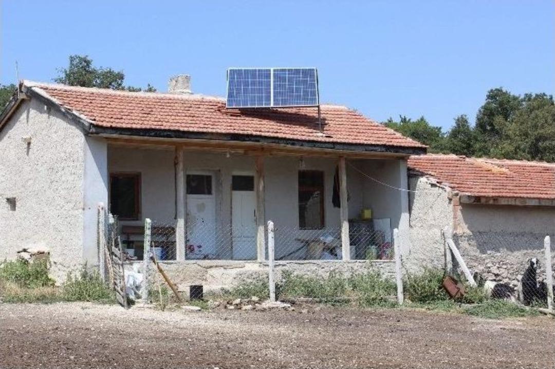 (&ouml;zel Haber) Dağın Ortasında Elektriğini G&uuml;neşten Alıyor