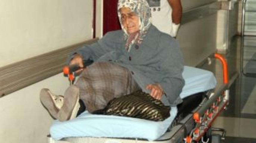 (&ouml;zel Haber) &Ouml;z Kızı Tarafından Darp Edilen Yaşlı Kadını Polis Evine Bıraktı