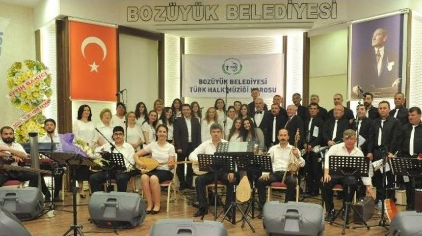 Boz&uuml;y&uuml;k Belediyesi Korosundan &ldquo;t&uuml;rk&uuml;lerle Y&uuml;r&uuml;yoruz&rdquo; Konseri