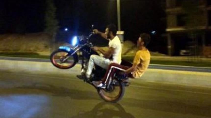 (&ouml;zel Haber) Karayolunda &Ouml;l&uuml;mle Dans