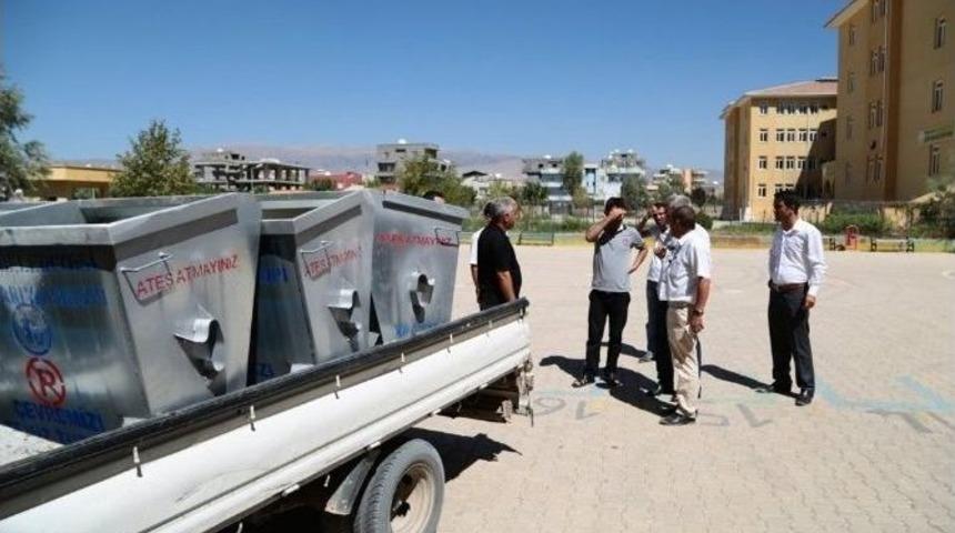 Okullardaki &Ccedil;&ouml;p Konteynerleri Yenilendi