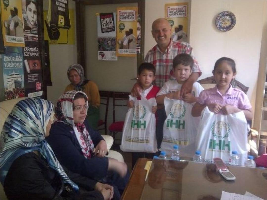 Manisa İhh G&ouml;n&uuml;ll&uuml;lerinden Kırtasiye Yardımı