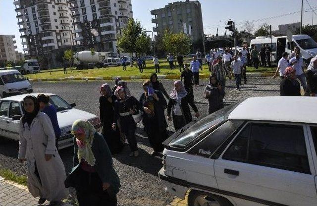 Öğrenci Velileri Yol Kapattı