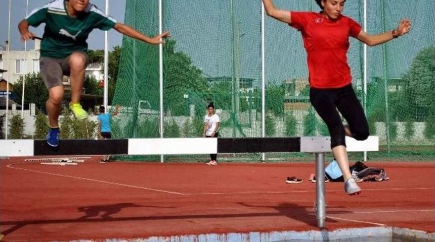 Bayan Atletlerden Milli Forma İ&ccedil;in B&uuml;y&uuml;k Fedakarlık